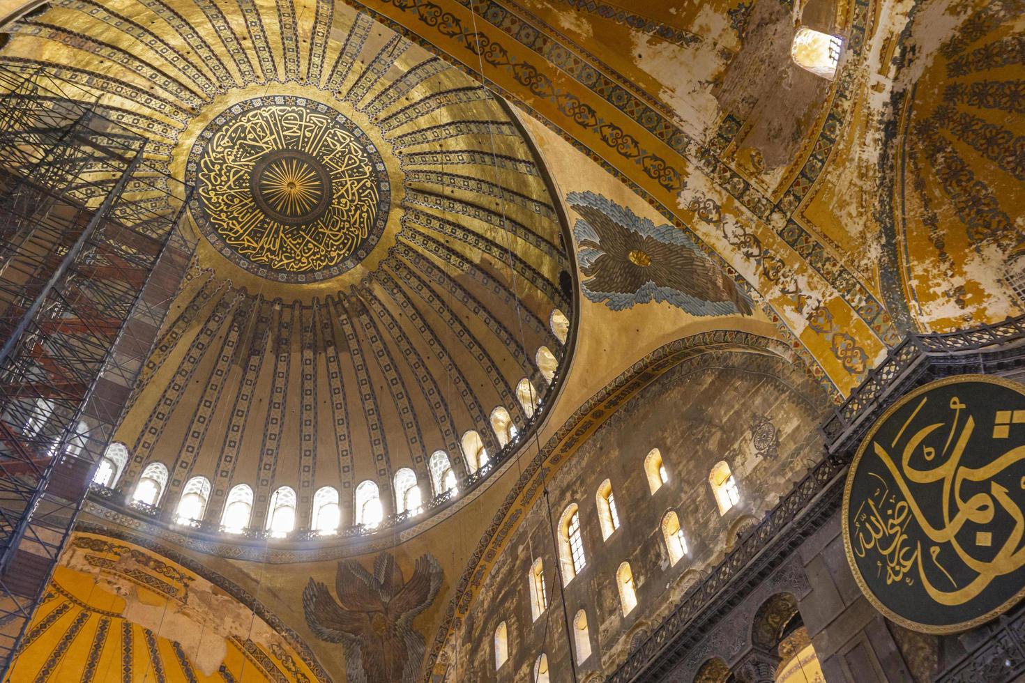 Estambul, Turquía, 10 de noviembre de 2019 - Interior de Santa Sofía en Estambul, Turquía. Durante casi 500 años, Santa Sofía sirvió de modelo para muchas otras mezquitas otomanas. foto