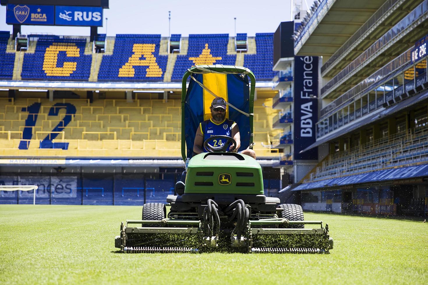 buenos aires, argentina, 20 de enero de 2018 - cortadora de césped del estadio la bombonera en buenos aires, argentina. Es un estadio propiedad de Boca Juniors y fue construido en 1938. foto