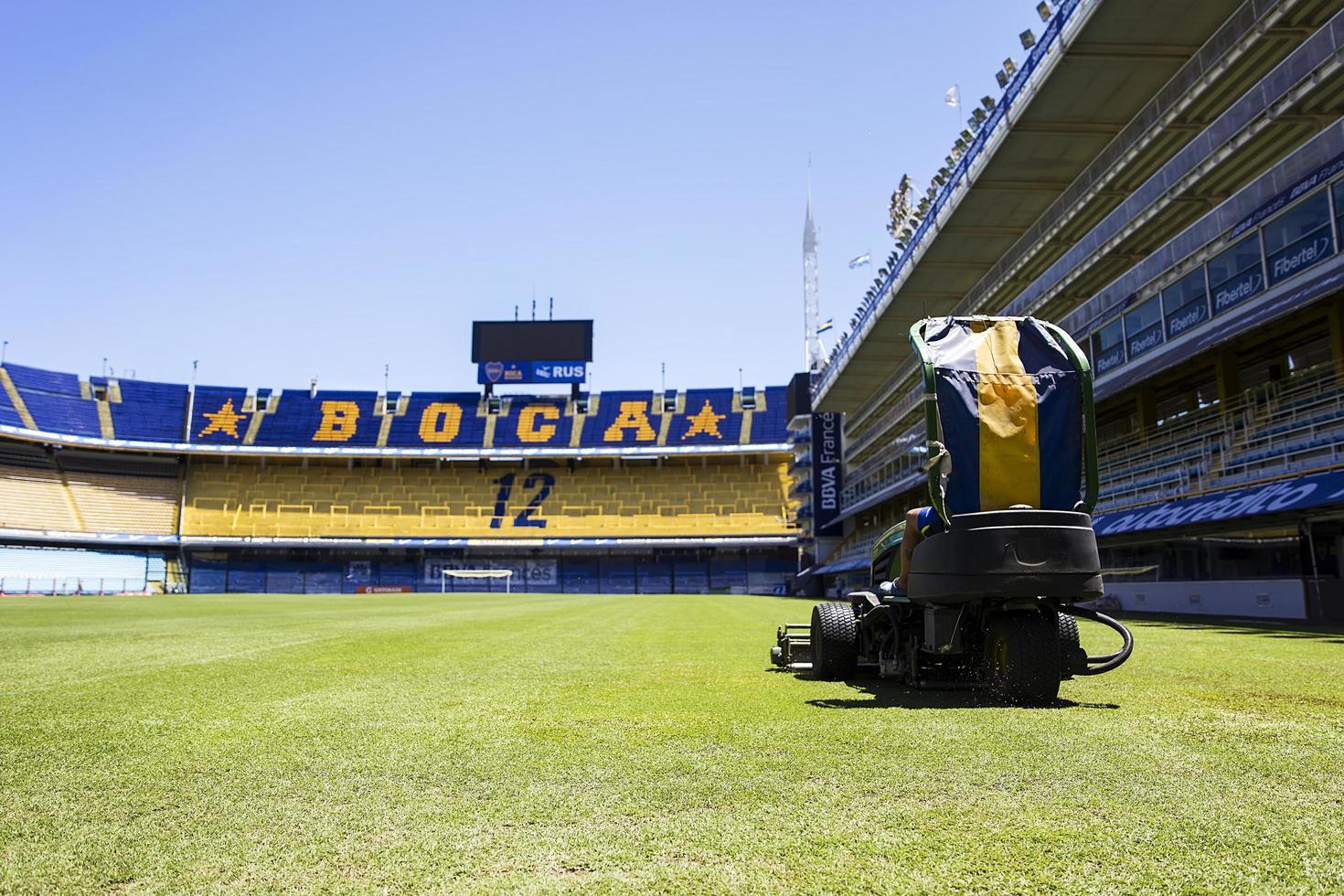buenos aires, argentina, 20 de enero de 2018 - cortadora de césped del estadio la bombonera en buenos aires, argentina. Es un estadio propiedad de Boca Juniors y fue construido en 1938. foto