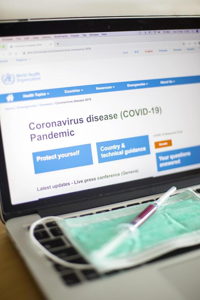 belgrado, serbia, 23 de marzo de 2020: información sobre el coronavirus en el sitio de la organización mundial de la salud. La organización mundial de la salud declaró el 11 de marzo de 2020 al covid-19 como una enfermedad pandémica. foto