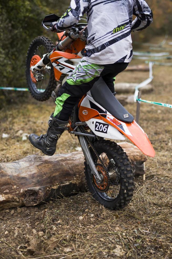 soko banja, serbia, 20 de octubre de 2018 - piloto no identificado en la carrera de hard enduro en soko banja, serbia. esta carrera de moto offroad tuvo lugar del 20 al 21 de octubre de 2018. foto