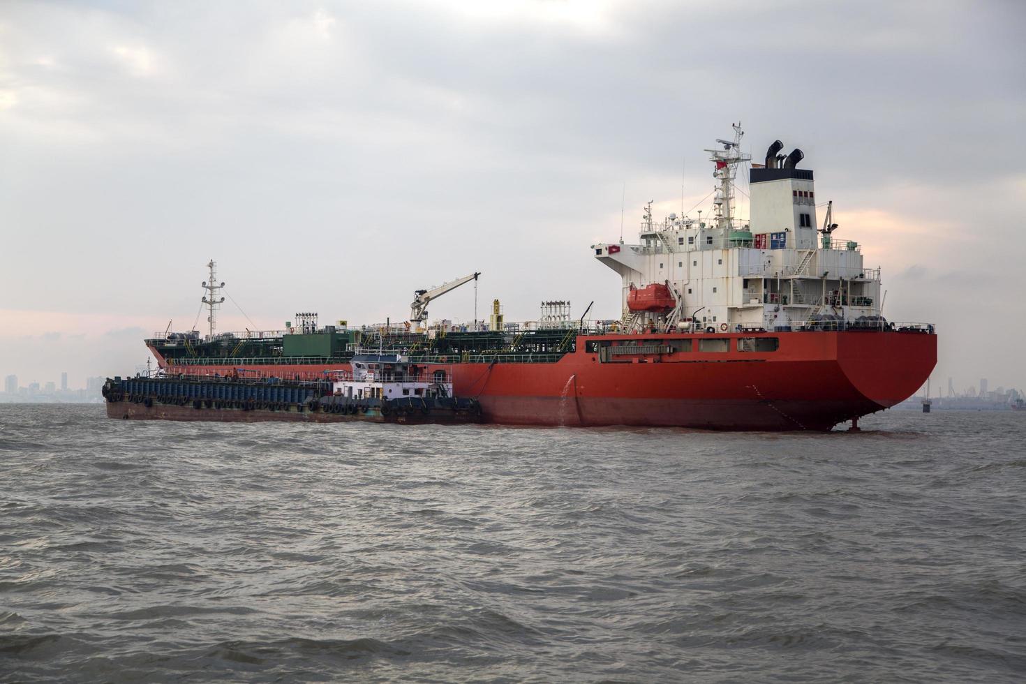 Mumbai, India, 11 de octubre de 2015 - Nave industrial en las aguas de Mumbai. la industria portuaria y naviera emplea a muchos residentes directa e indirectamente. foto