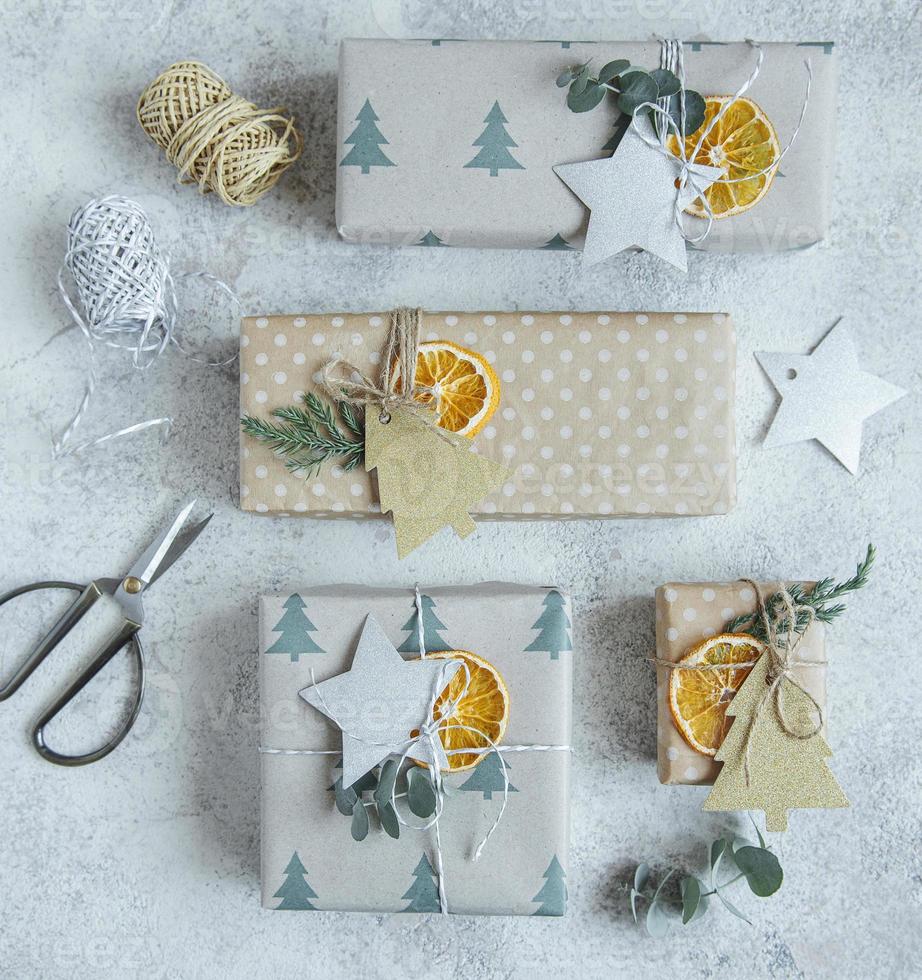 caja de regalo casera decorativa navideña envuelta en papel kraft marrón foto