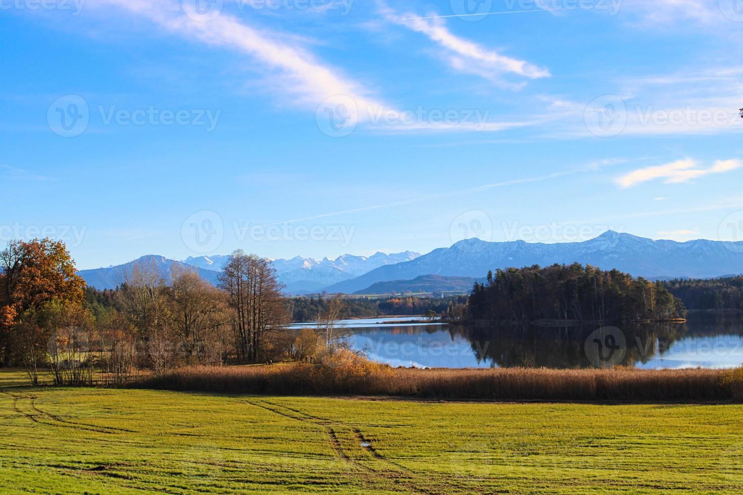 vista romántica sobre un lago con fondo alpino foto