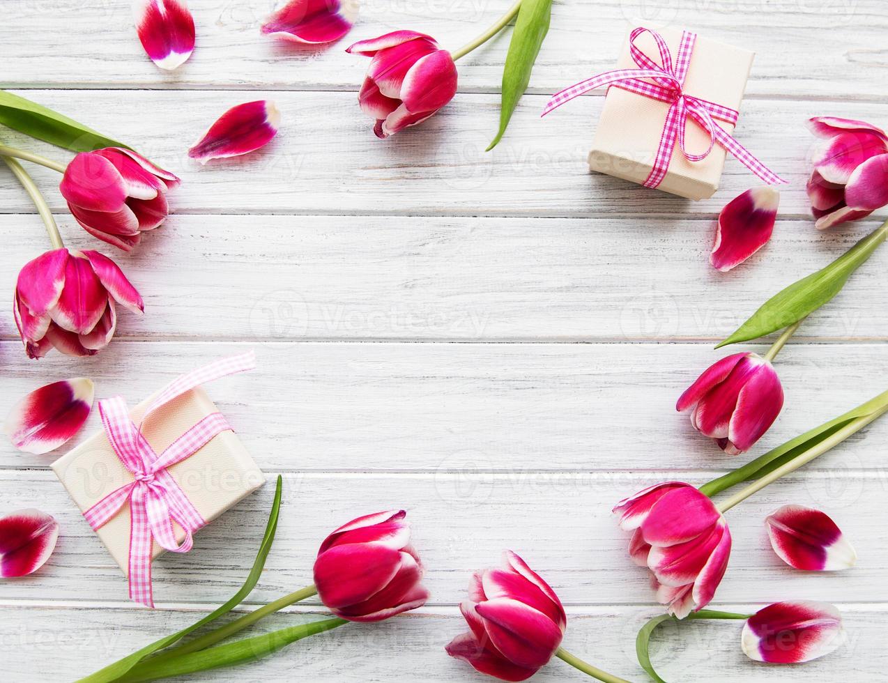 cajas de regalo y ramo de tulipanes foto