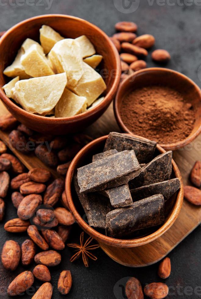 granos de cacao, mantequilla y chocolate foto