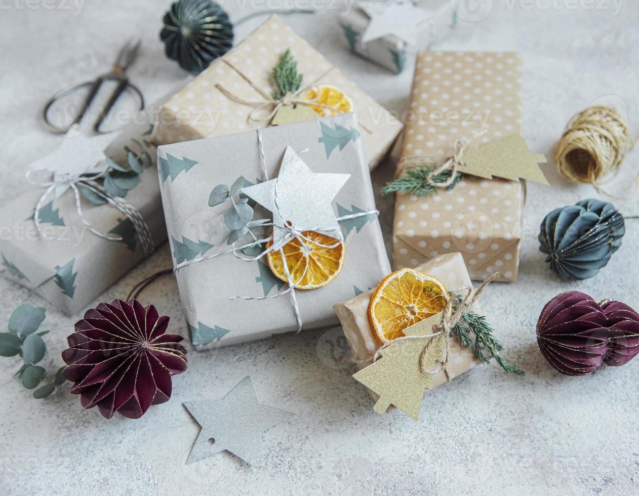 caja de regalo casera decorativa navideña envuelta en papel kraft marrón foto