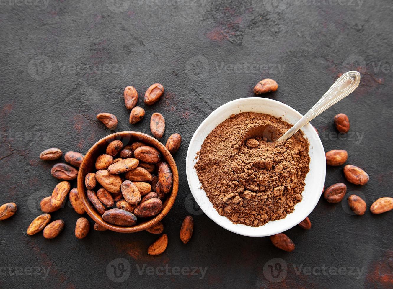 cuenco con cacao en polvo y frijoles foto