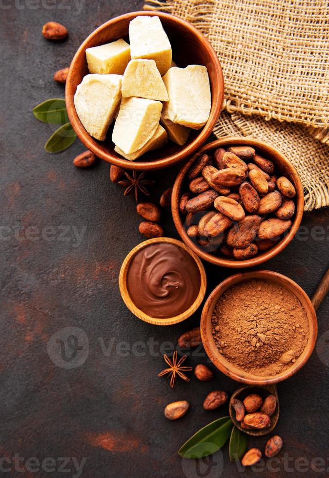 granos de cacao, polvo y manteca de cacao foto