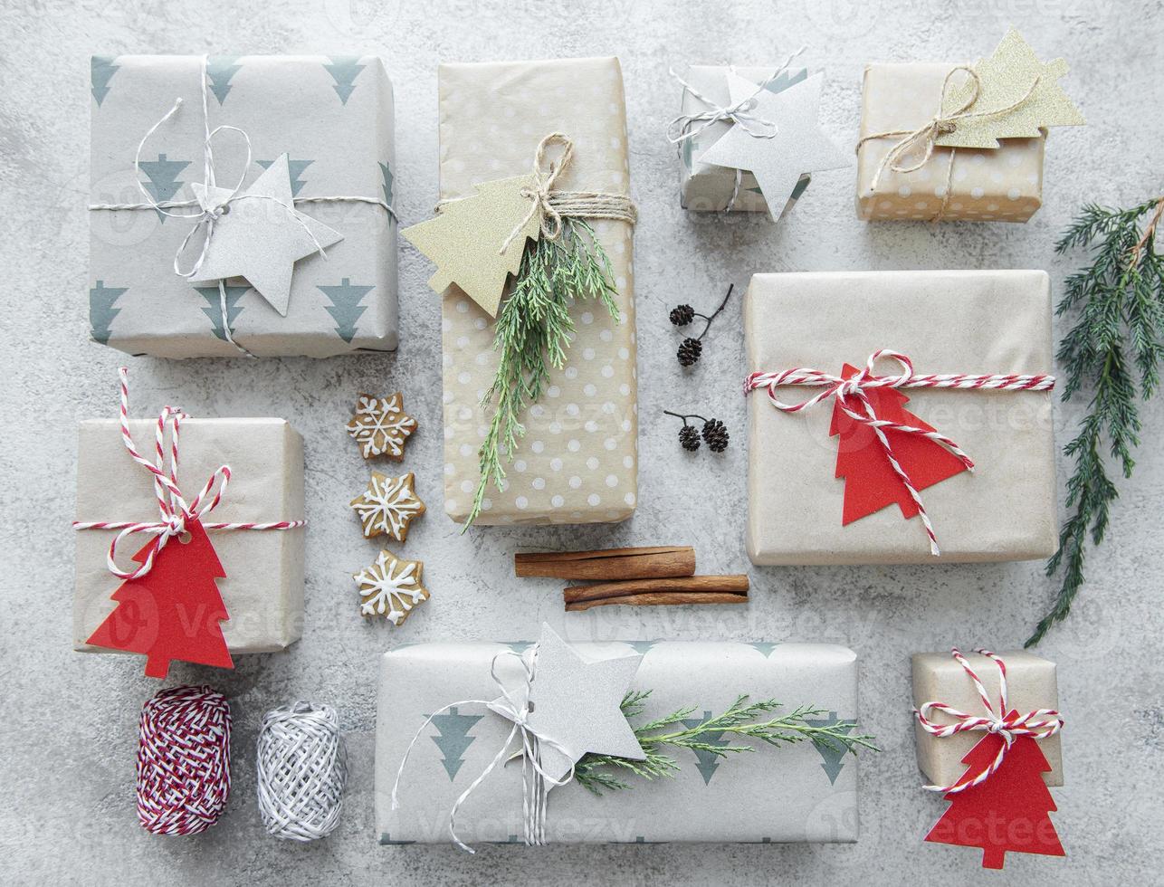 cajas de regalo caseras decorativas navideñas envueltas en papel kraft marrón foto