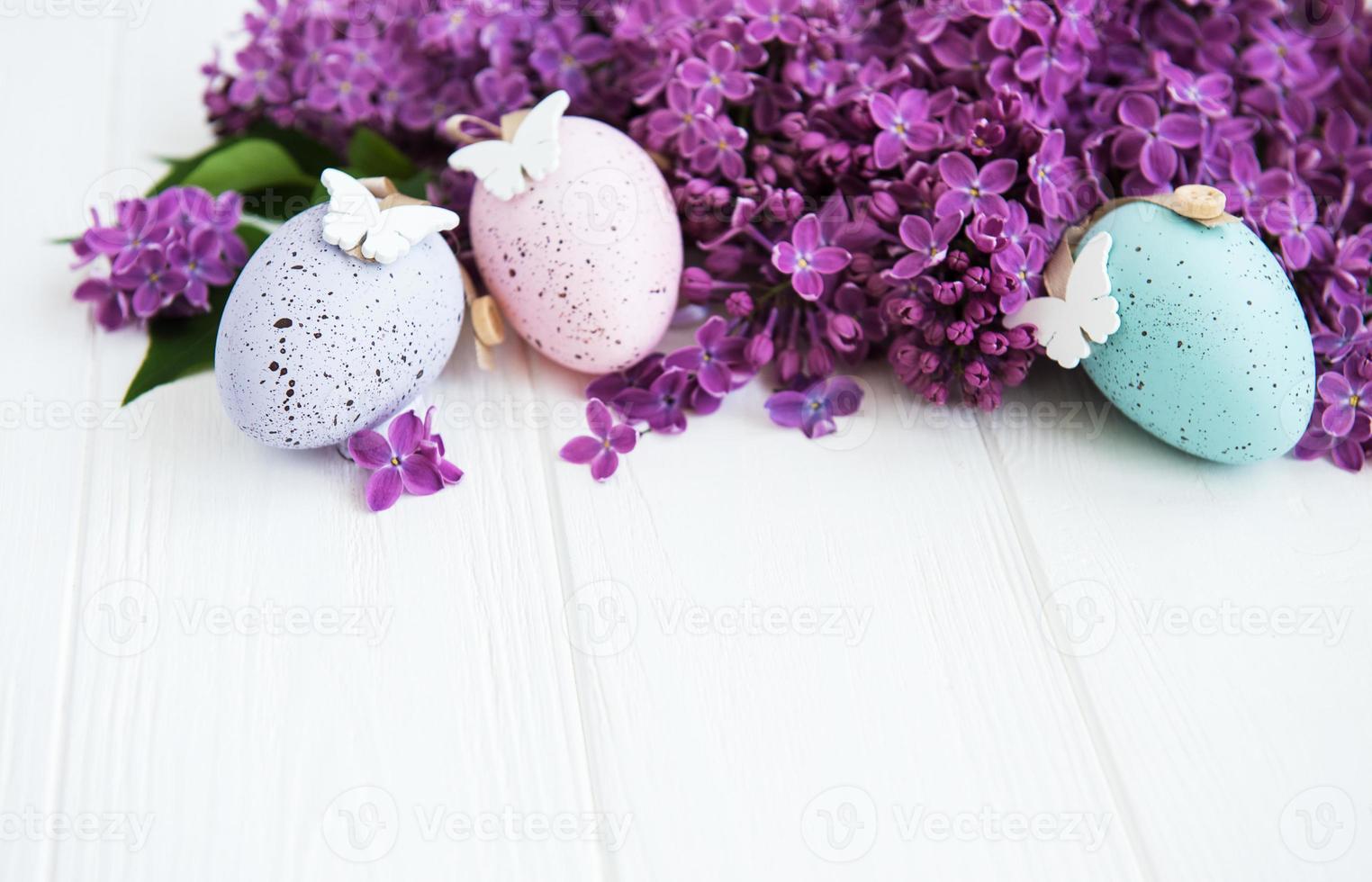 primavera flores lilas y huevos de pascua foto