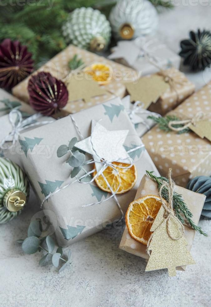 caja de regalo casera decorativa navideña envuelta en papel kraft marrón foto