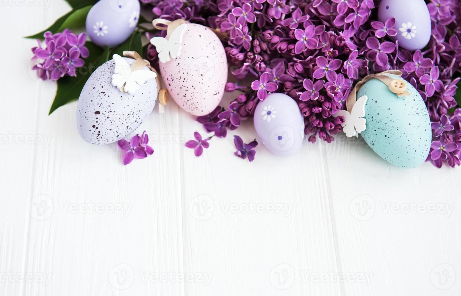 primavera flores lilas y huevos de pascua foto