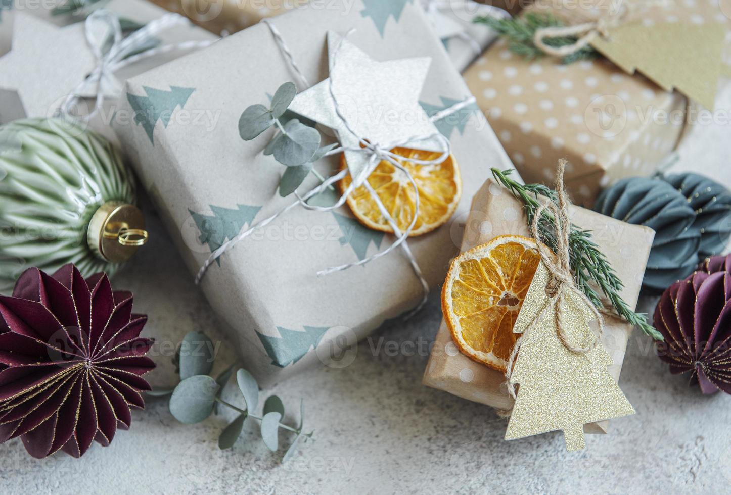 caja de regalo casera decorativa navideña envuelta en papel kraft marrón foto