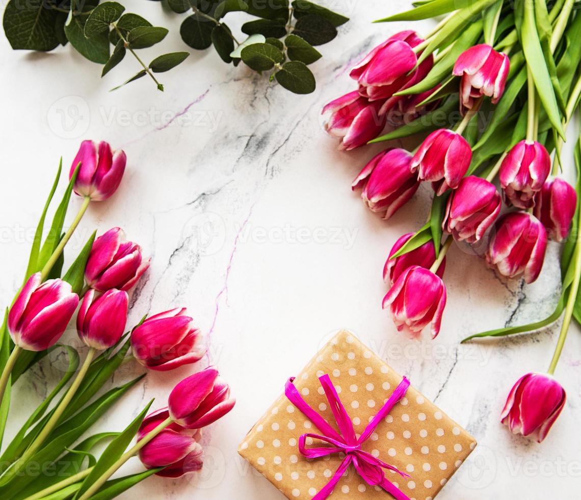 tulipanes de primavera rosa y caja de regalo foto