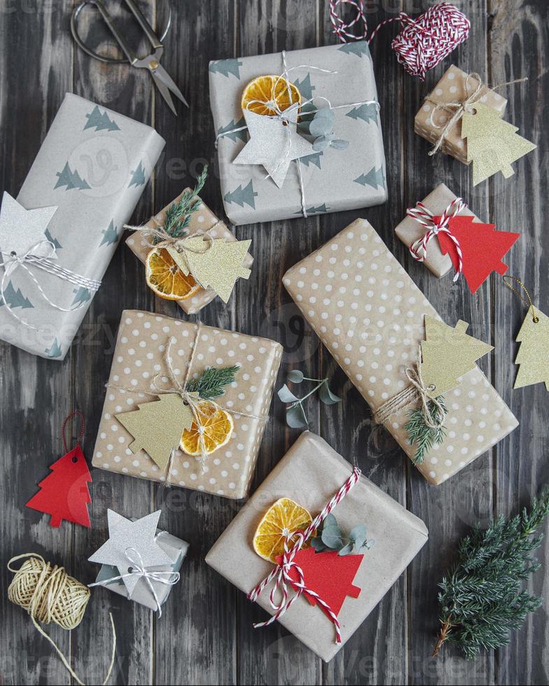 caja de regalo casera decorativa navideña envuelta en papel kraft marrón foto