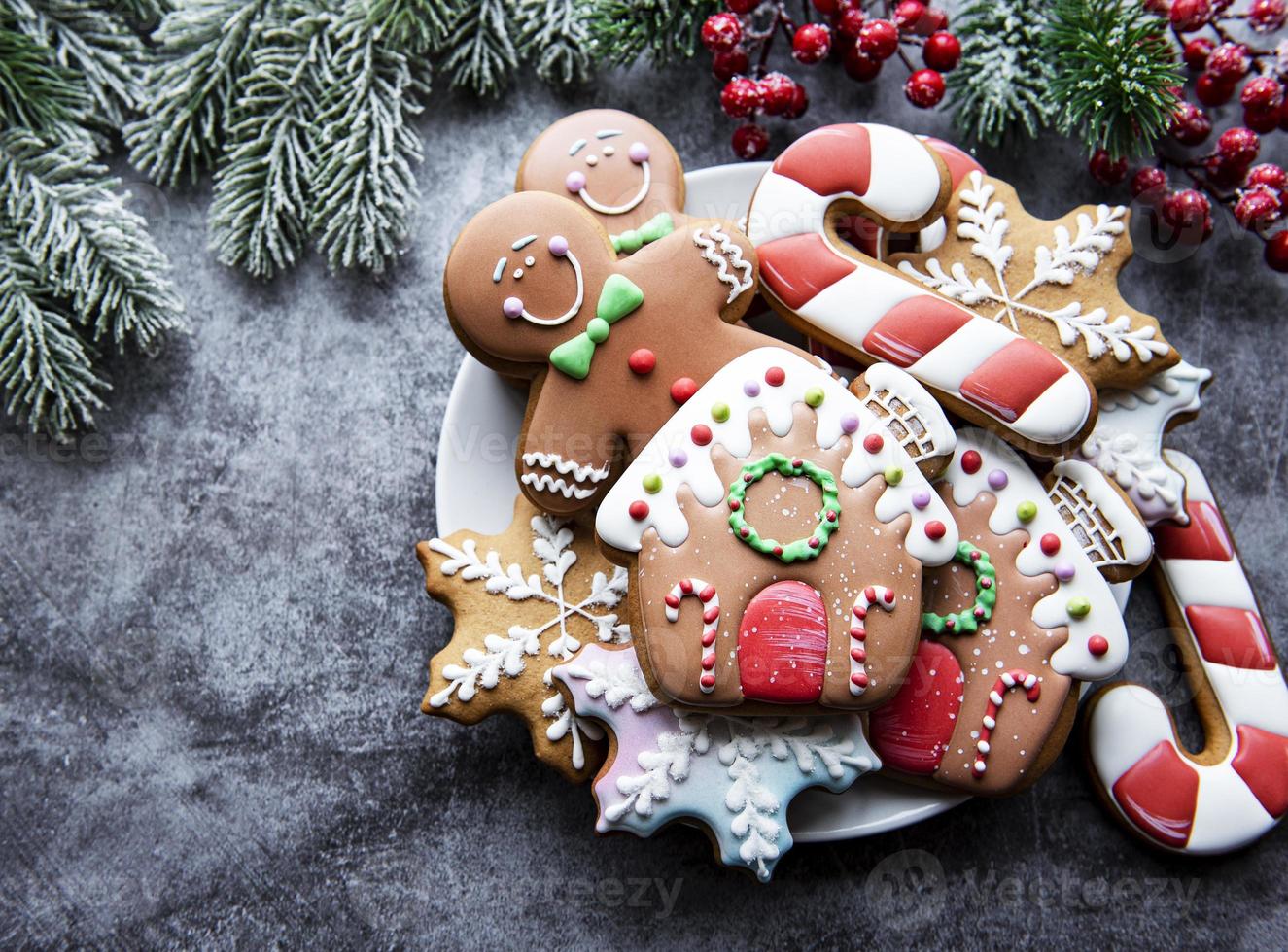 pan de jengibre navideño en el plato foto