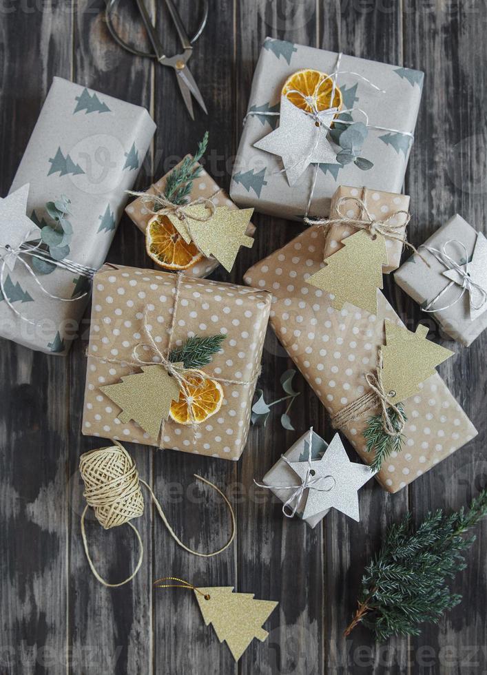 caja de regalo casera decorativa navideña envuelta en papel kraft marrón foto