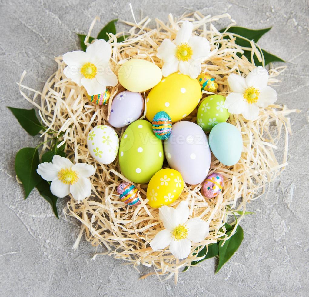 nido con huevos de pascua foto