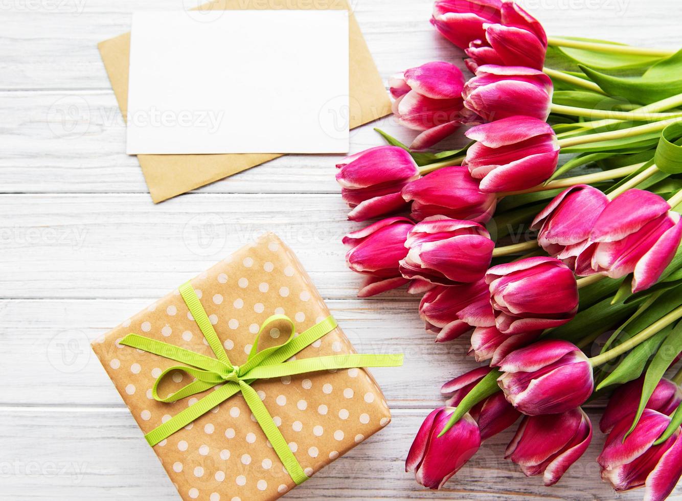 caja de regalo y ramo de tulipanes foto