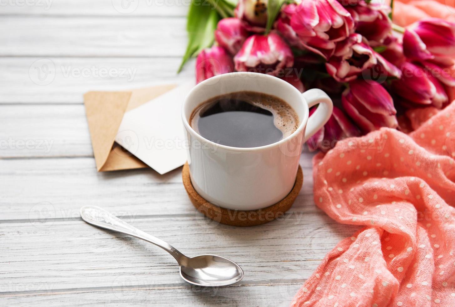 taza de cafe y tulipanes rosas foto