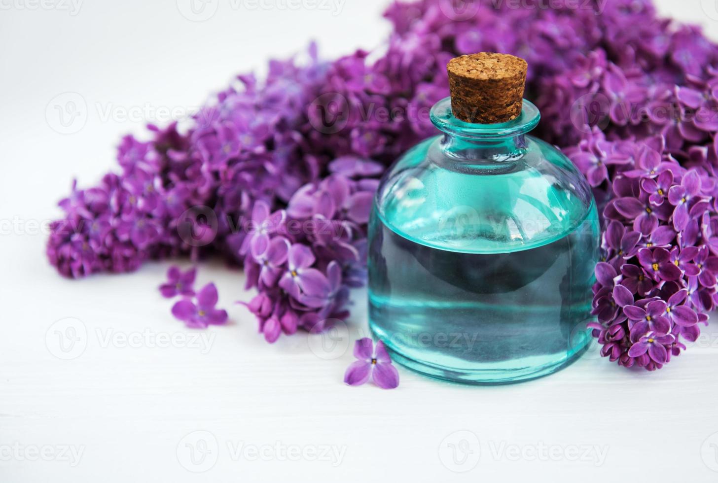 aceite esencial con flores lilas foto