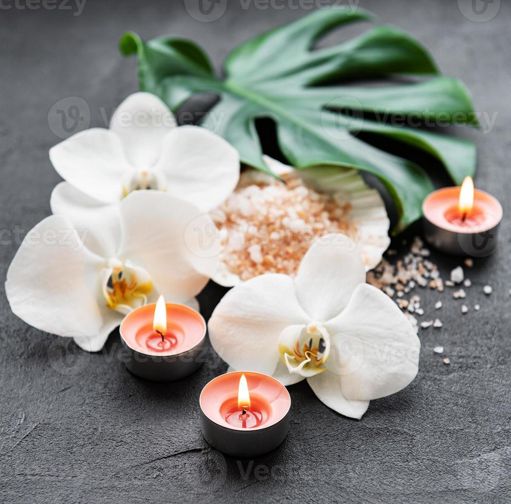 Ingredientes naturales de spa con flores de orquídeas. foto