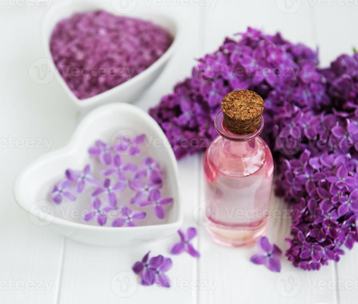 aceite esencial con flores lilas foto