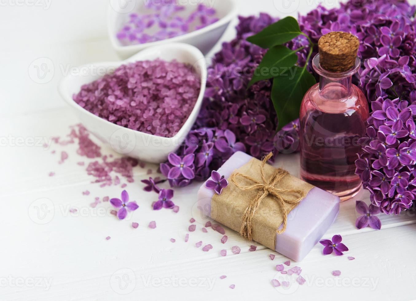 aceite esencial con flores lilas foto