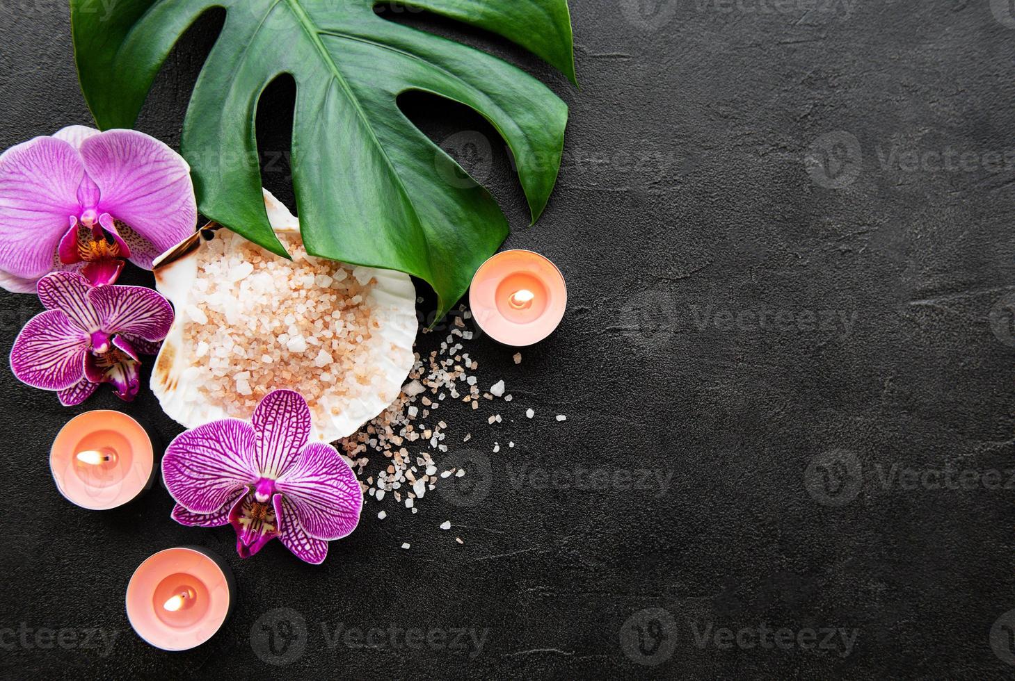 Ingredientes naturales de spa con flores de orquídeas. foto