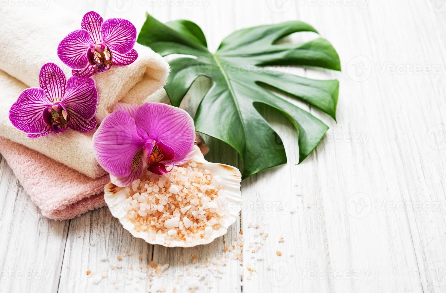 Ingredientes naturales de spa con flores de orquídeas. foto