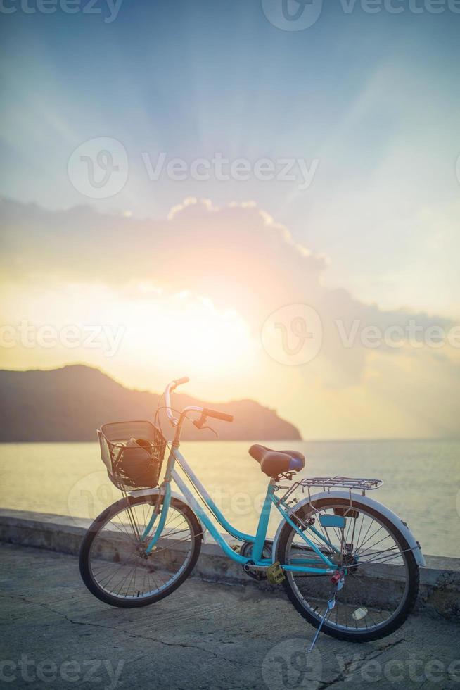 Aparcamiento de bicicletas vintage en la carretera vacía contra la hermosa luz del sol sobre el cielo foto