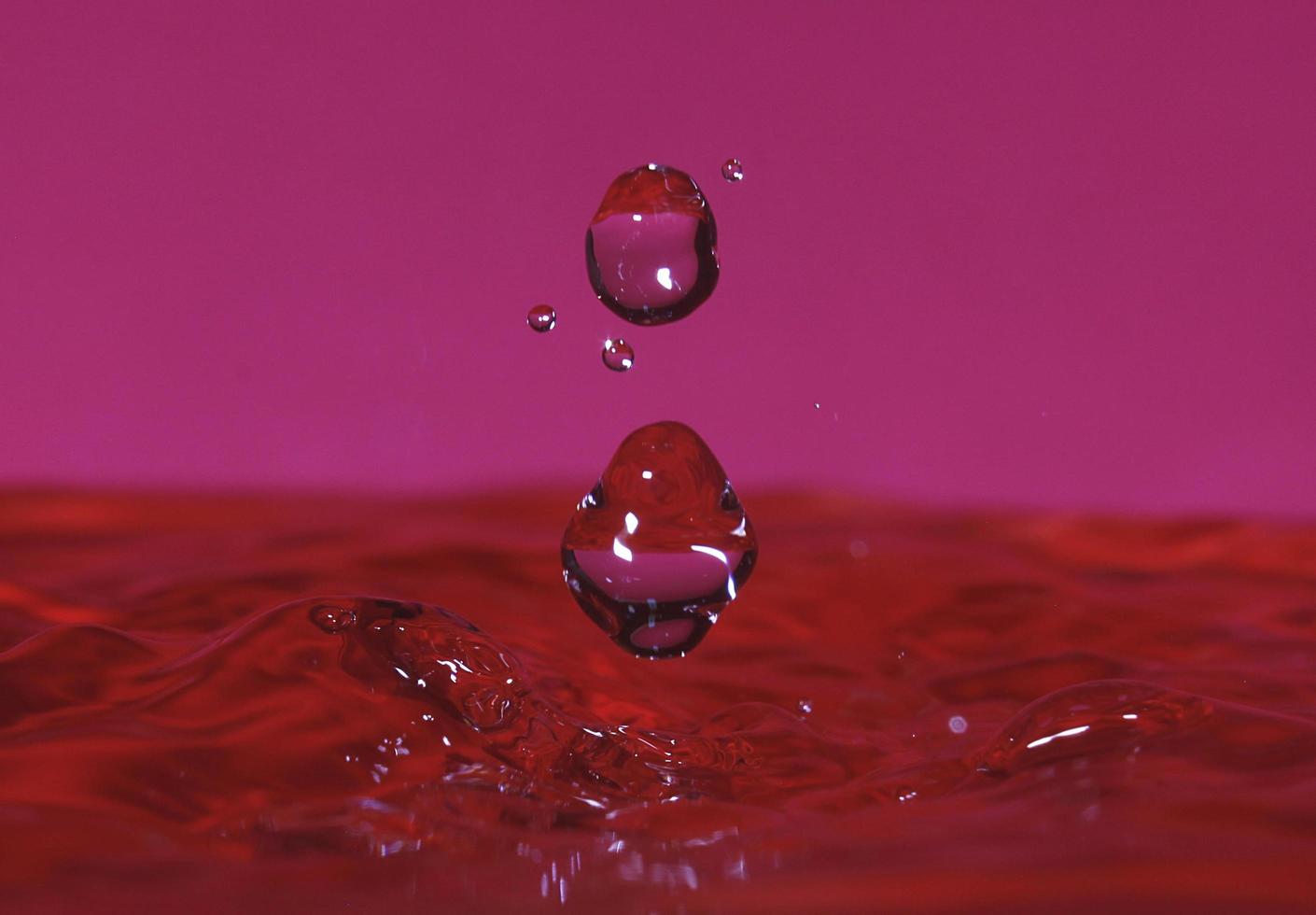 salpicadura resultante del impacto de una gota con un recipiente lleno de agua foto