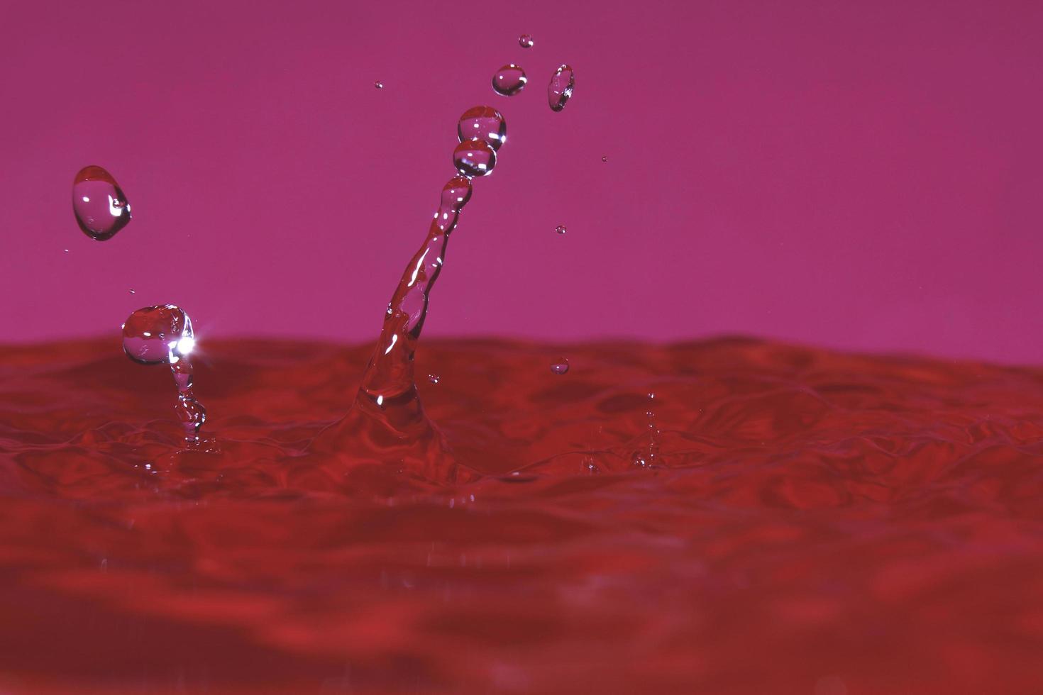 salpicadura resultante del impacto de una gota con un recipiente lleno de agua foto