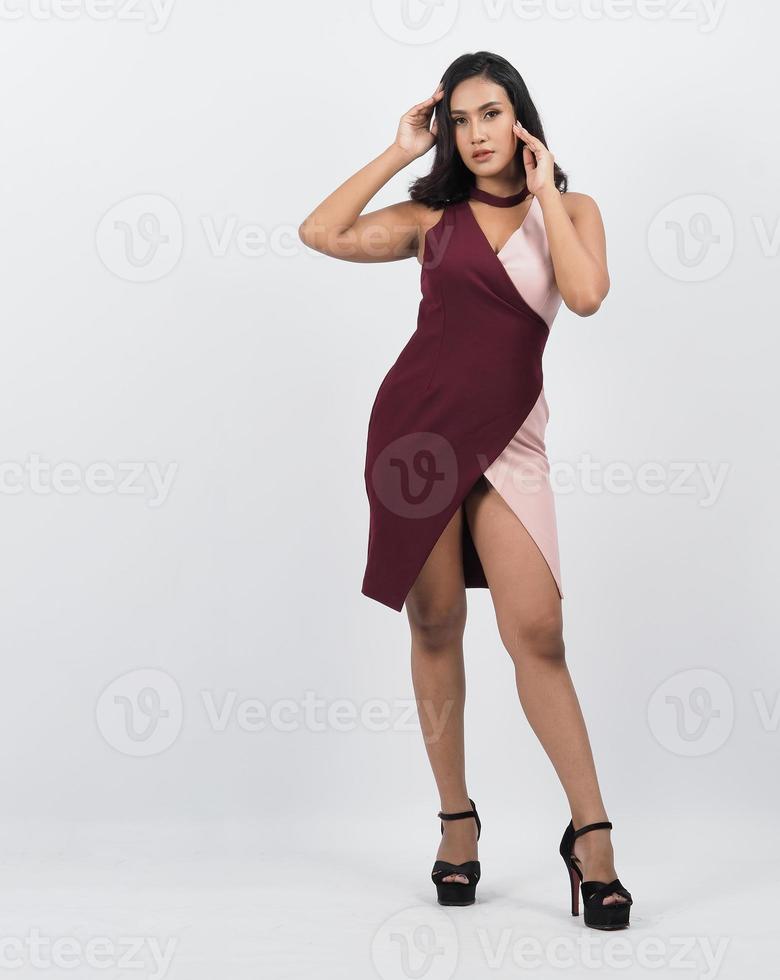 mujer asiática de cuerpo completo. Mujer tailandesa en un estilo