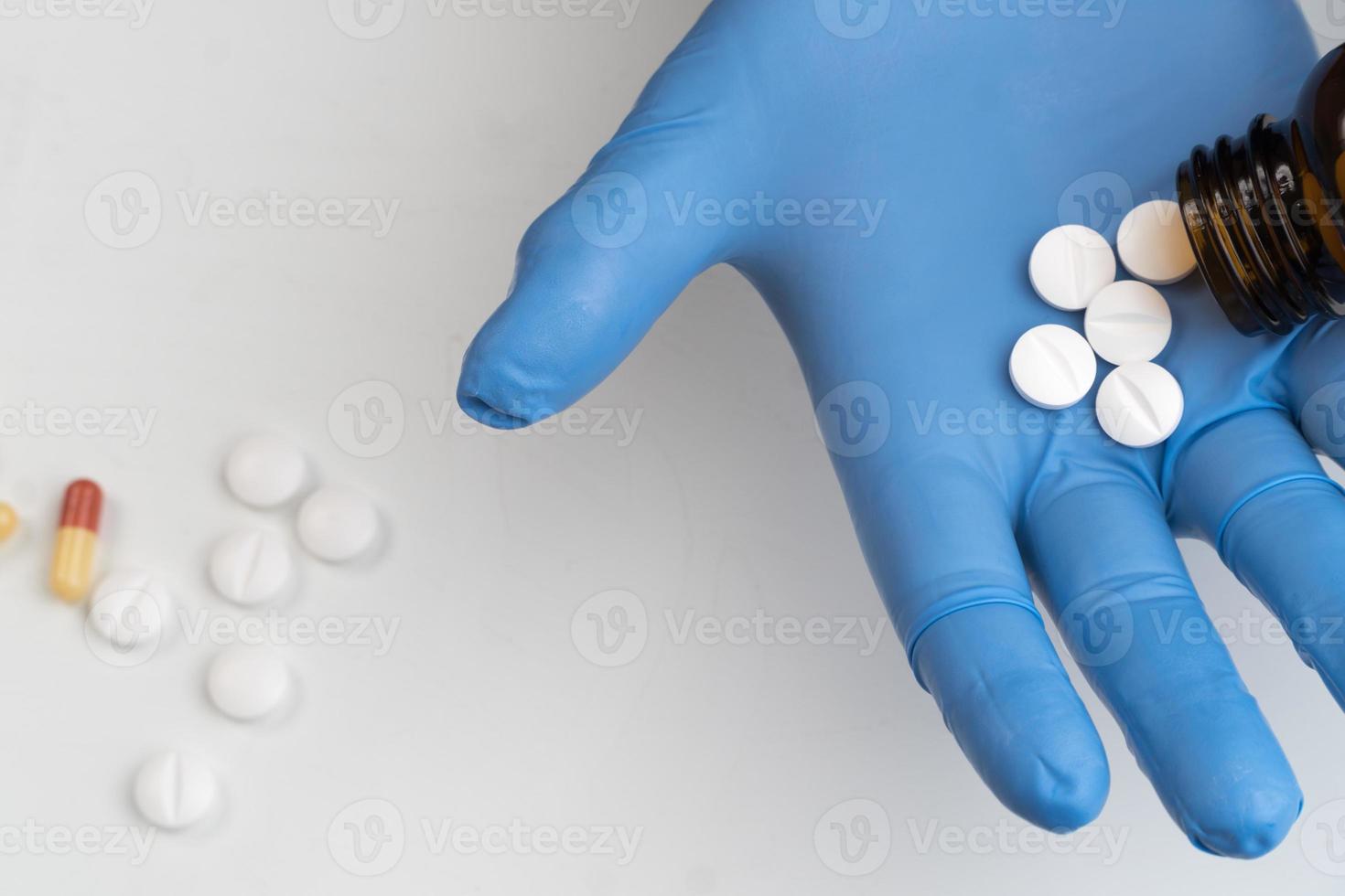 sosteniendo pastillas de medicación en la mano del médico foto
