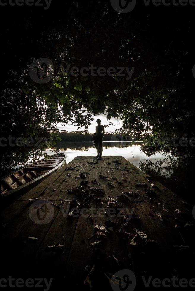 silueta de mujer con barco foto