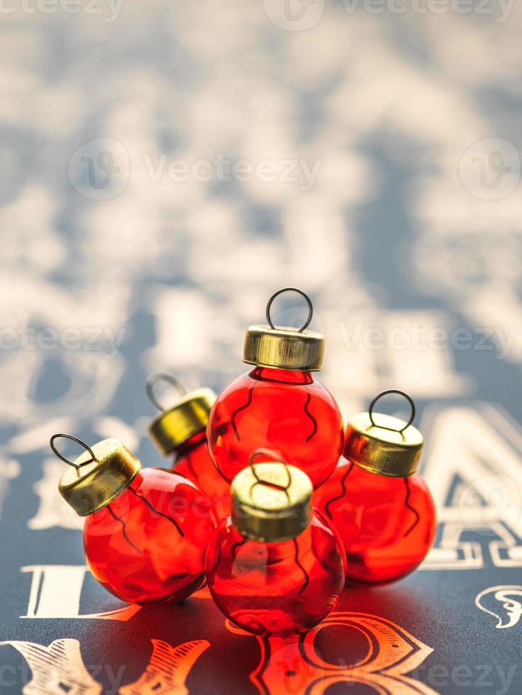 Christams gold pine conre y decoración de bolas de cristal rojo en la mesa de patrón de tipo vintage. foto