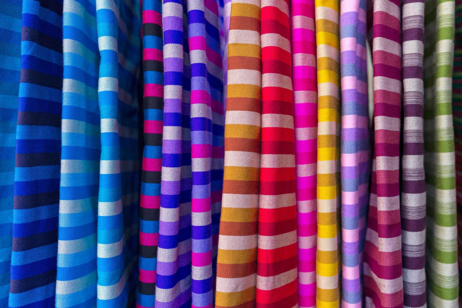 patrón de colores de tela esto es tela nativa de chiang khan loei tailandia. foto
