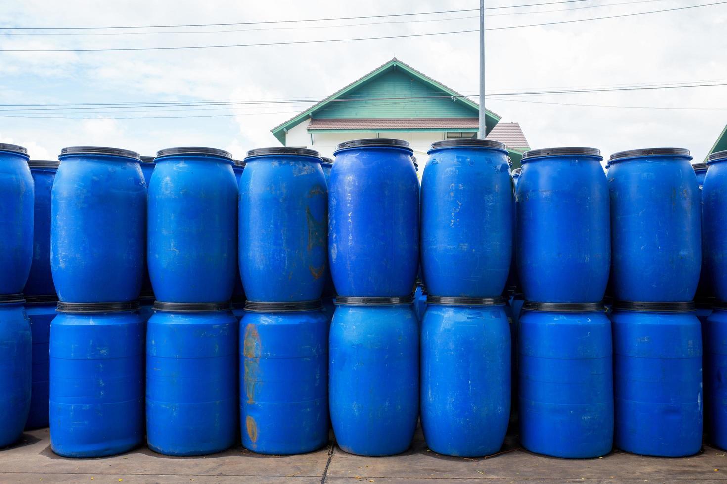 Tanques de plástico abiertos de ancho azul viejos para embalaje de fábrica. foto