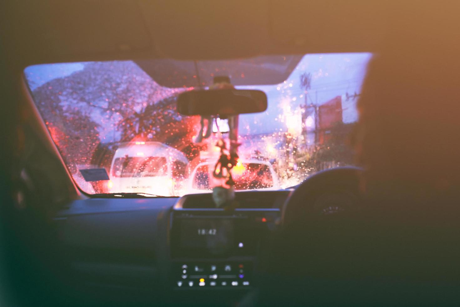 fondos bokeh agua lloviendo de perspectiva en coche en las carreteras. foto