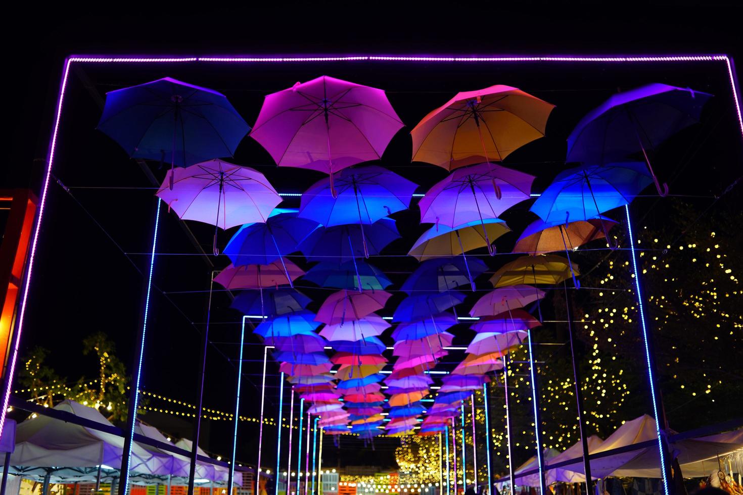 el colorido paraguas en evento nocturno al aire libre en el parque foto