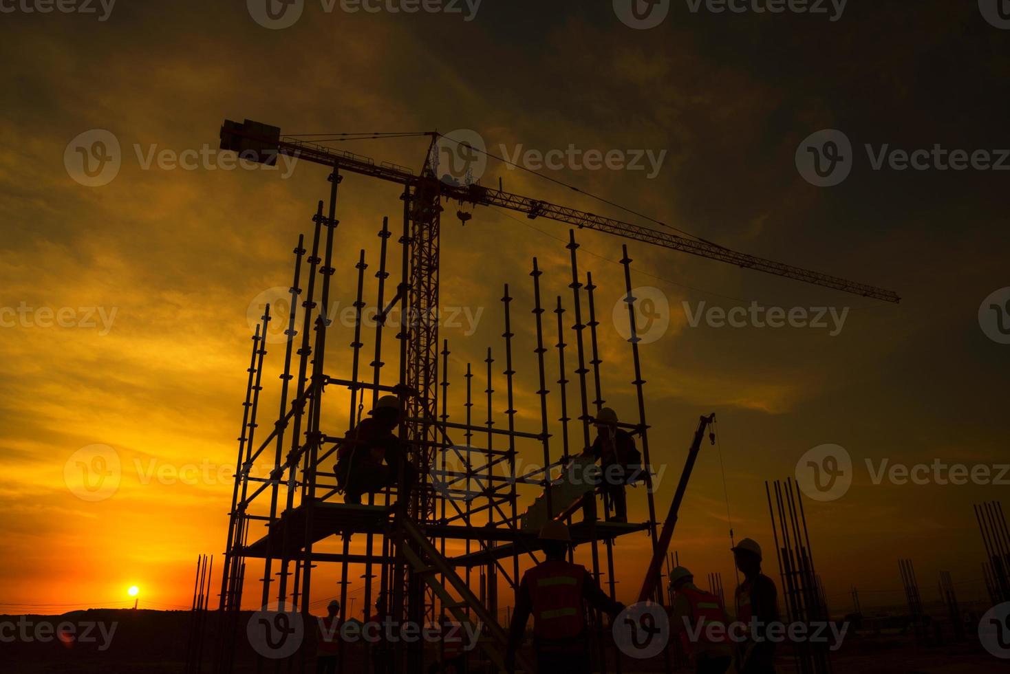 construcción del sitio, silueta, de, trabajador, trabajo en equipo foto