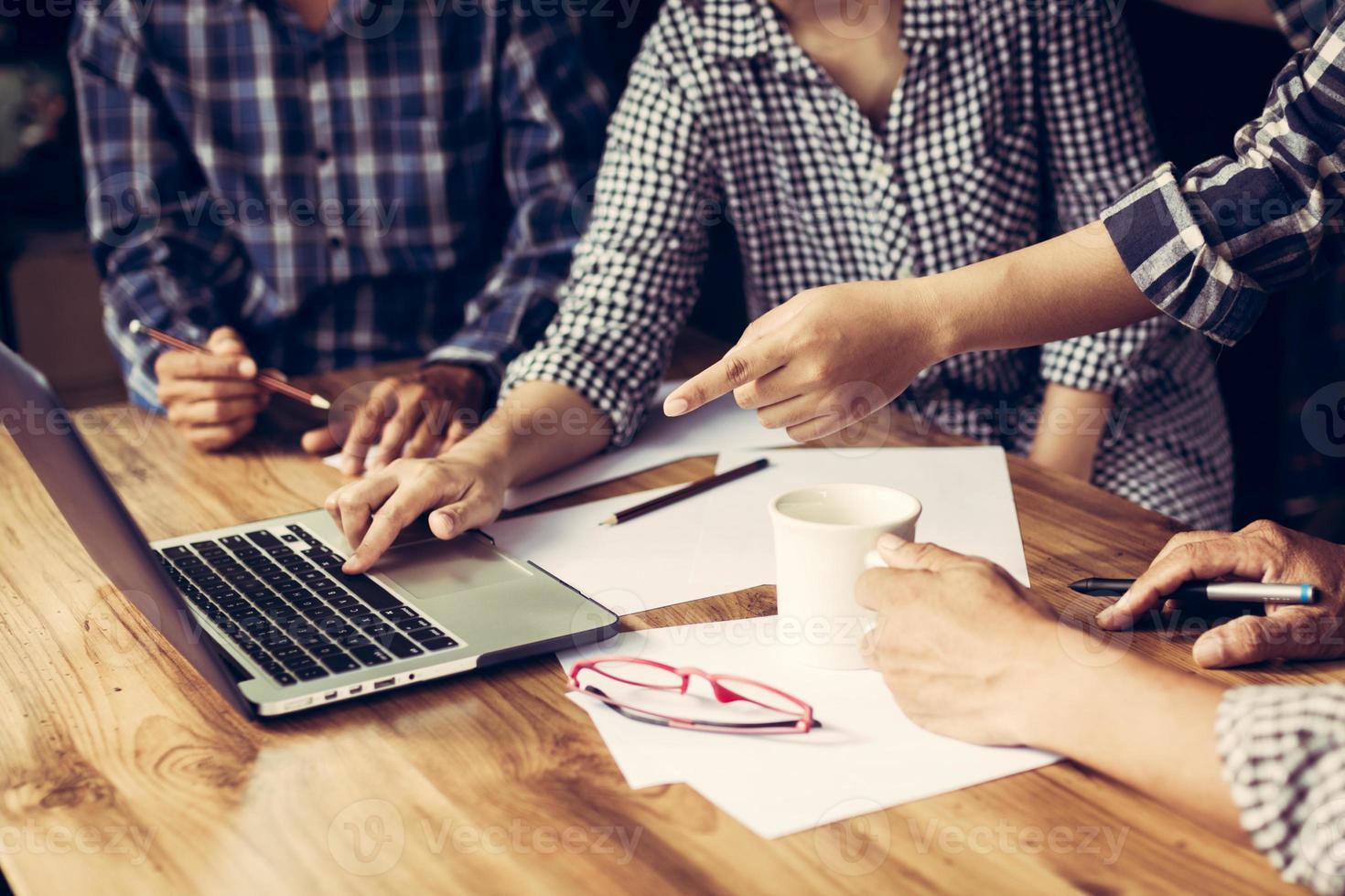 autónomo o equipo de negocios trabajando juntos en la oficina foto