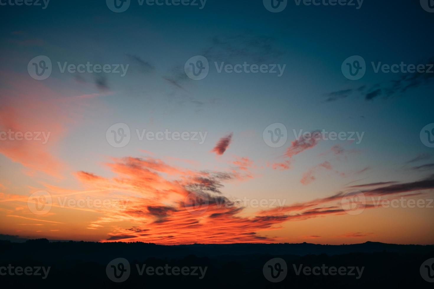 cielo del atardecer épico foto