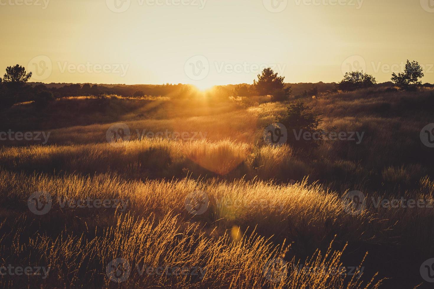 puesta de sol en la montaña foto