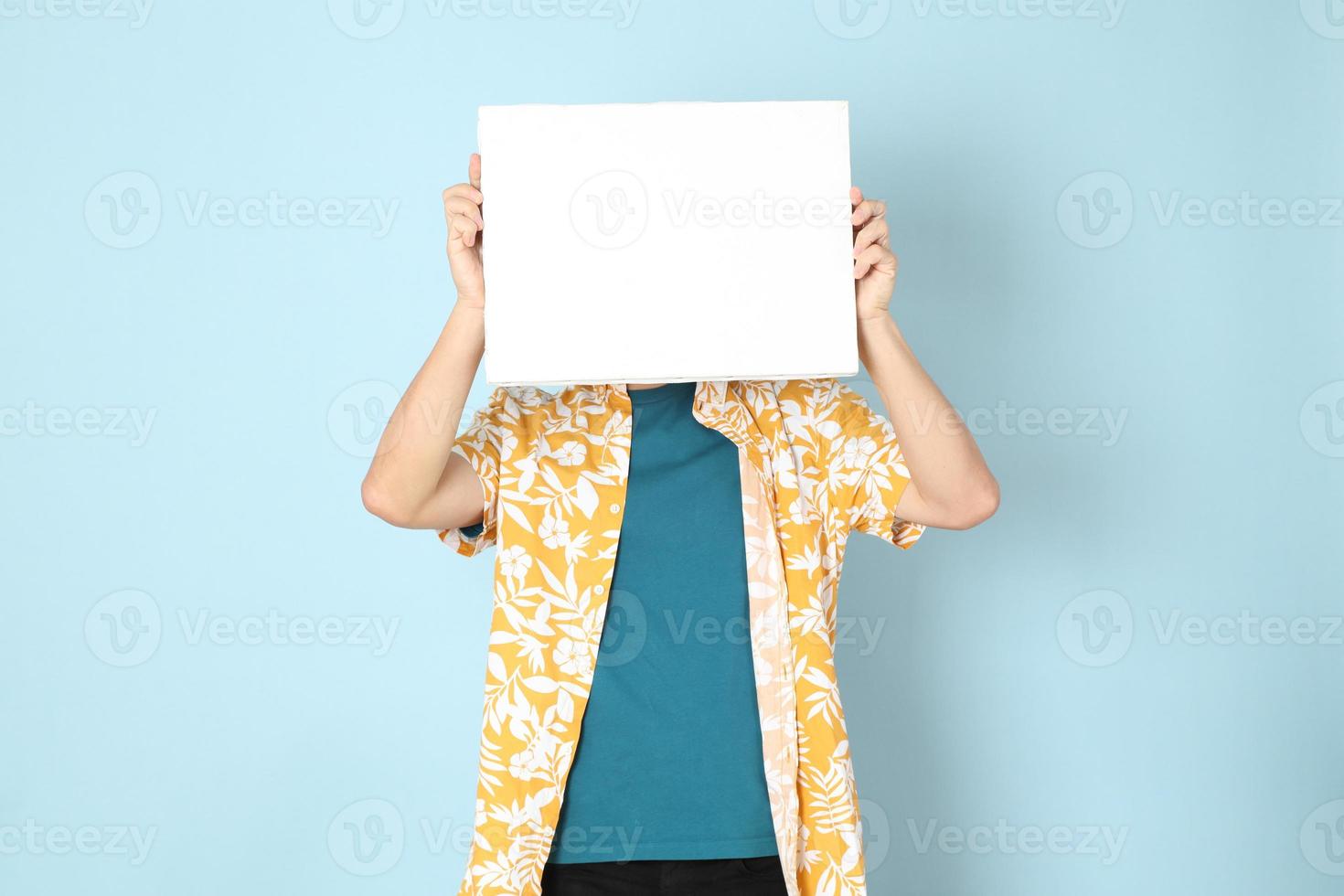 hombre en ropa de verano foto