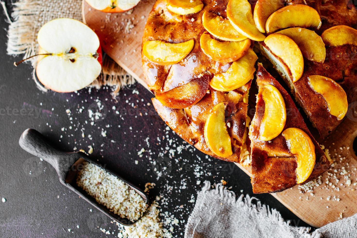 Sabrosa y hermosa tarta de manzana sobre un fondo de hormigón foto