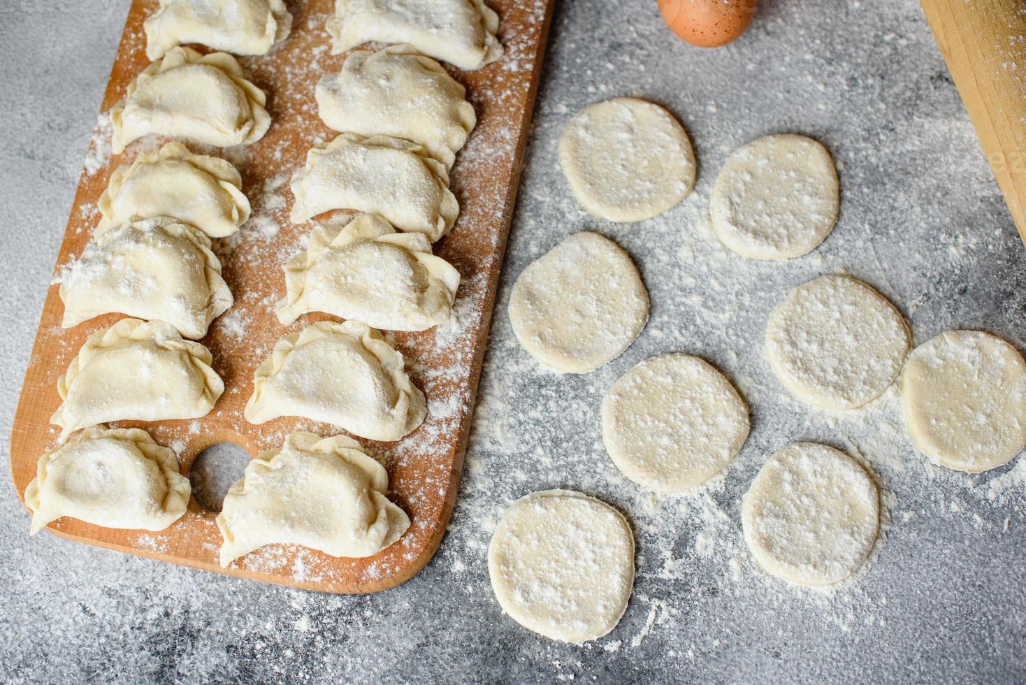 preparación de masa y producción de círculos a partir de masa foto