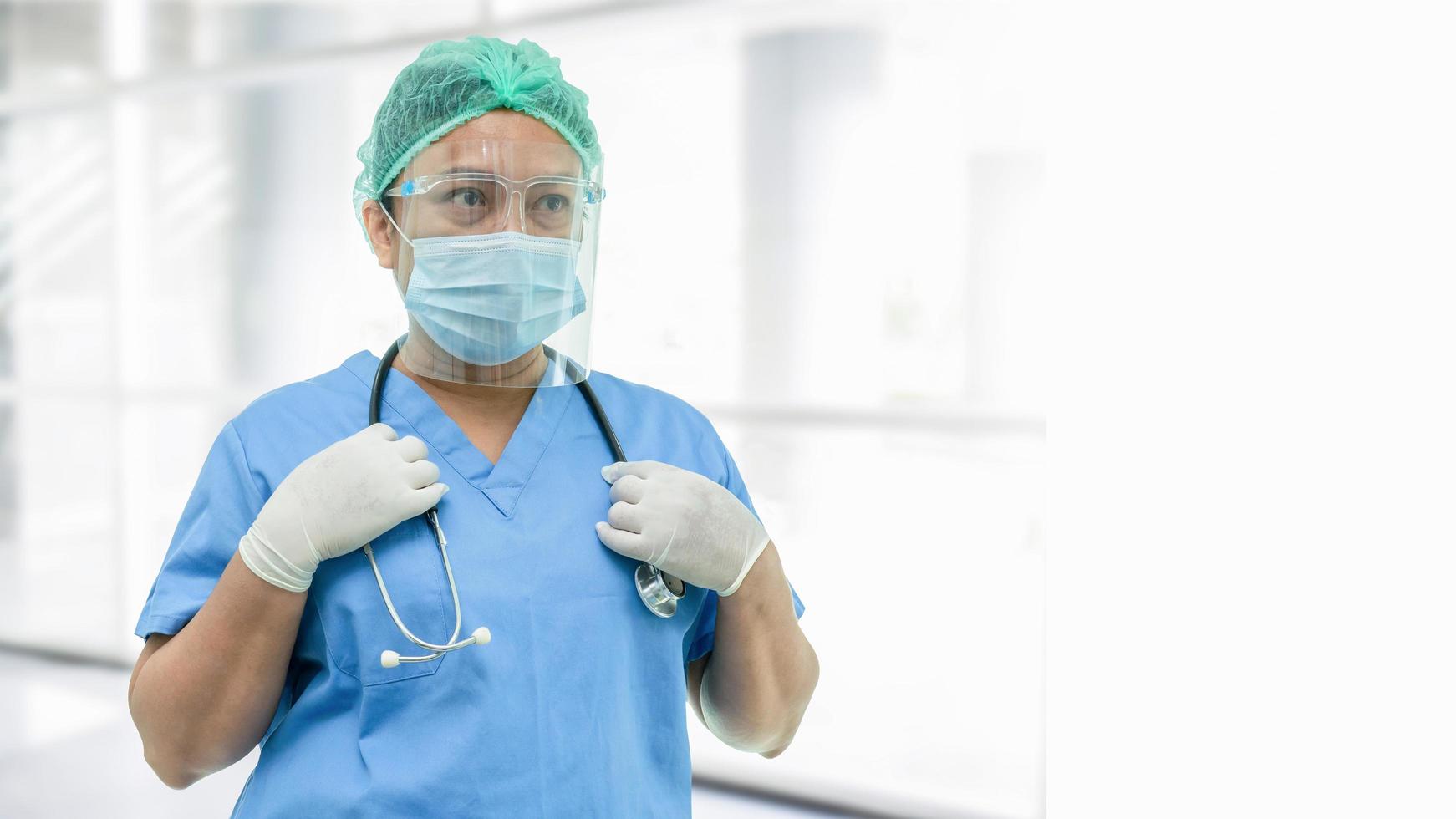 médico asiático con protector facial y traje de ppe nuevo normal para comprobar que el paciente protege la seguridad infección brote de coronavirus covid-19 en la sala de cuarentena del hospital de enfermería. foto